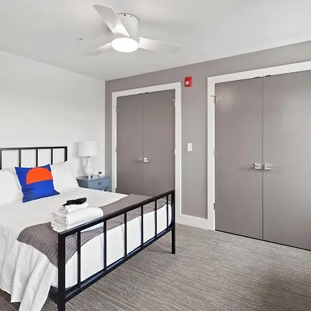 Frontdesk 1 Bedroom Apt Steps To Dining And Nightlife